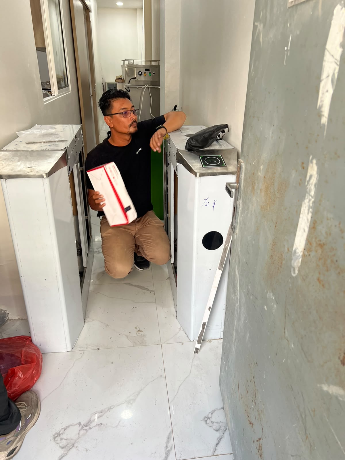 Gate akses dengan pengenalan wajah