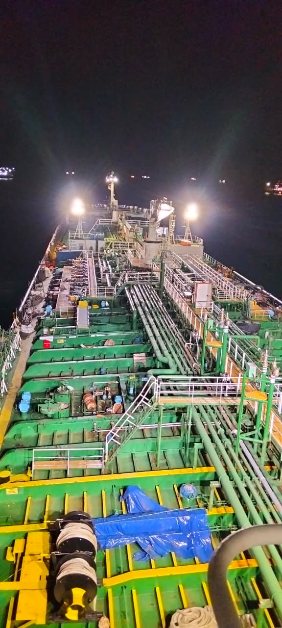 Kapal tanker pada malam hari